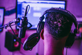 Jovem audiógrafo.