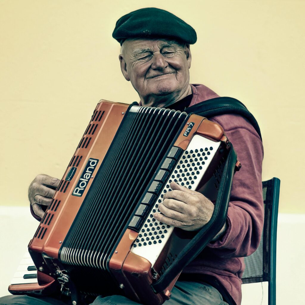 Idoso tocando sanfona