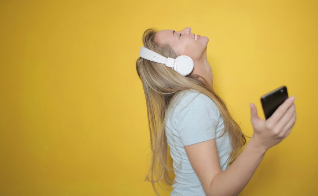 Imagem de uma mulher escutando música.